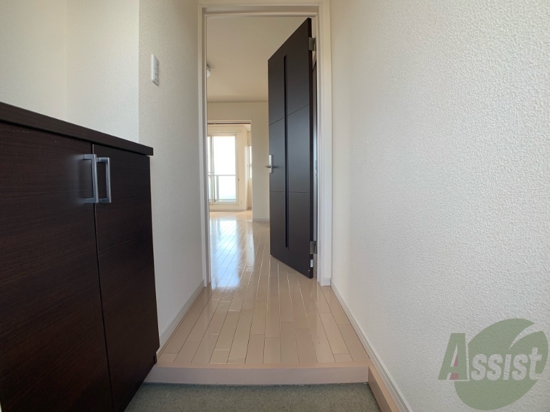 玄関　玄関は広さがあり、靴をたくさん置けそうですね。