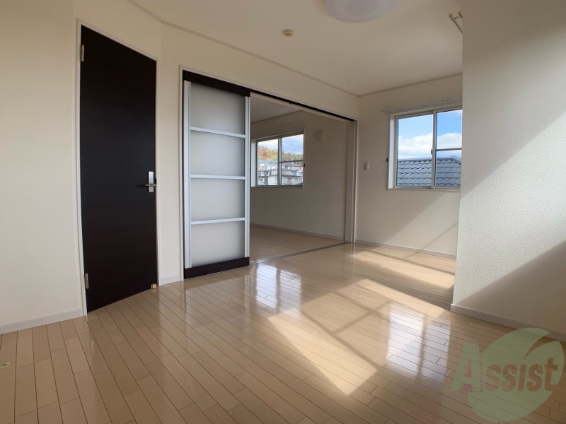 居室・リビング　南向きなので、晴れている日は電気を点けなくても良さそう！