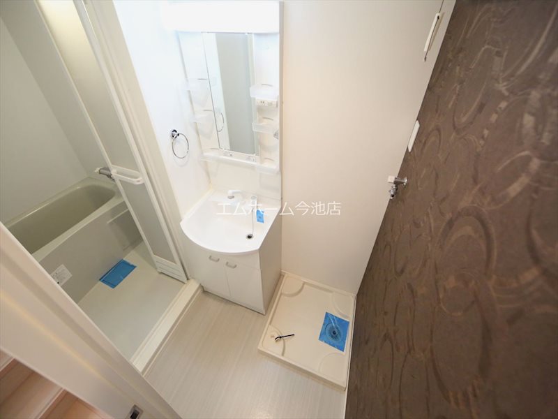 洗面設備　脱衣所　独立洗面台（シャンプードレッサー付）同仕様写真