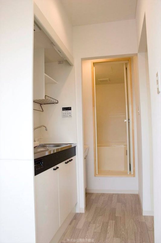 バス・シャワールーム　洗濯機置き場・キッチン・洗面台・浴室の動線が短く機能的な間取