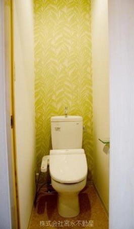 トイレ　温水洗浄便座付のトイレです。