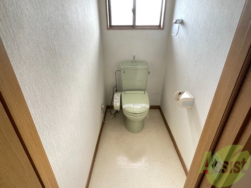 トイレ　トイレはお風呂と別でウォシュレット機能付きです。