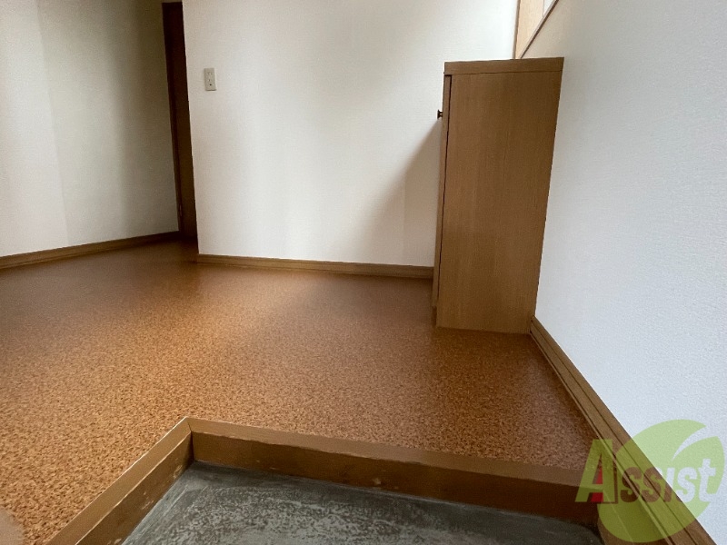 玄関　玄関は敷居が低くなっているので、つまづく心配なしです。