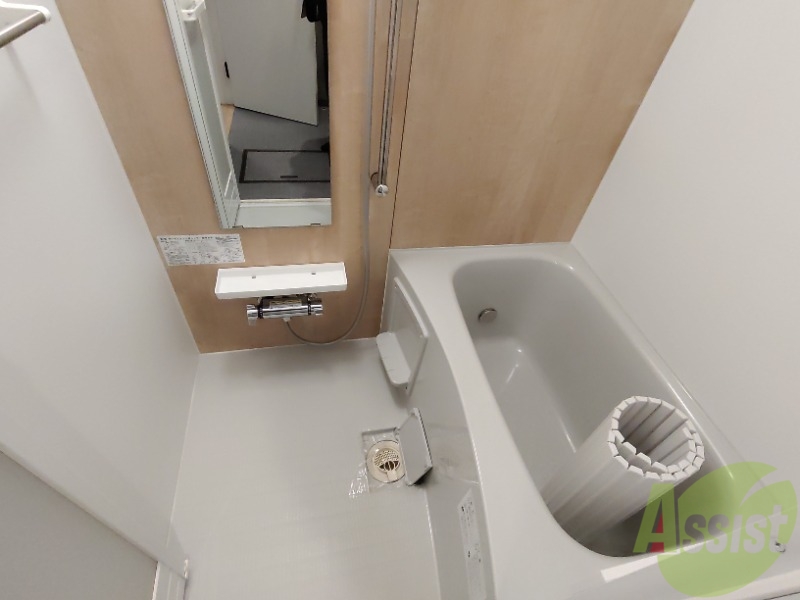 バス・シャワールーム　浴室はシンプル。一人暮らしにはちょうど良いサイズですね。