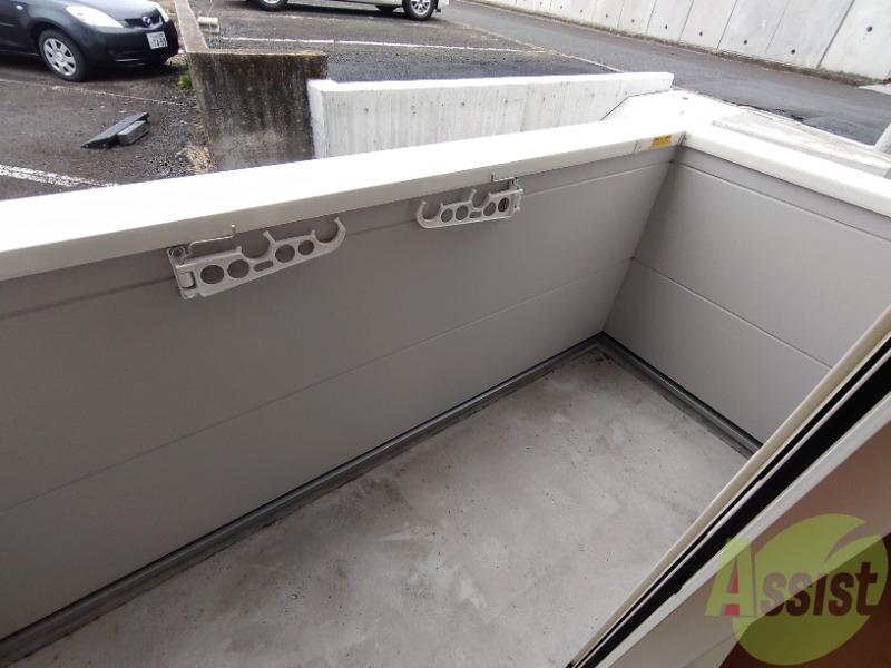 バルコニー　バルコニーは洗濯物を干すのに十分な広さがありますね。