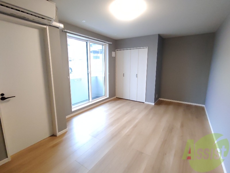 居室・リビング　８．９帖の洋室です。生活のメインとなる部屋ですね。