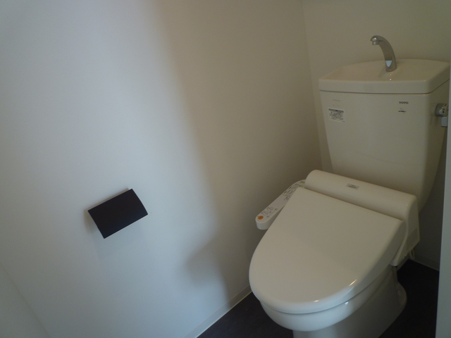 トイレ　同タイプのお写真です（色合いが異なる場合が御座います）