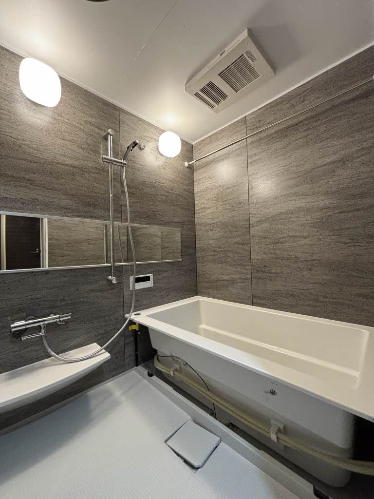 バス・シャワールーム　浴室乾燥機採用のバスルームです。