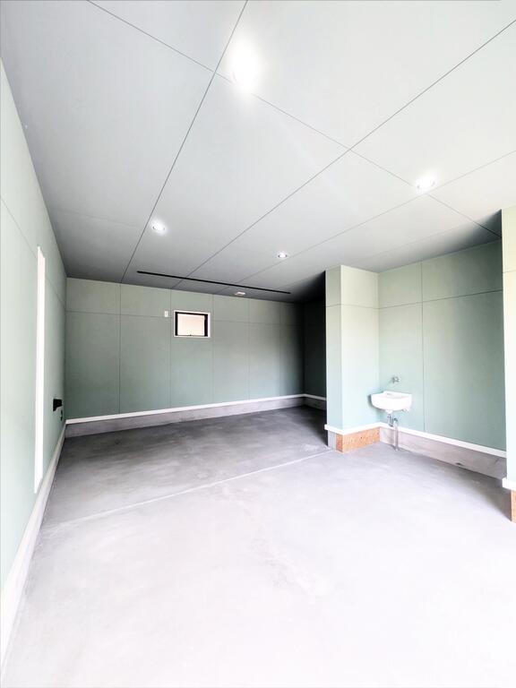 駐車場　1階ガレージ　水栓　電気充電コンセントあり