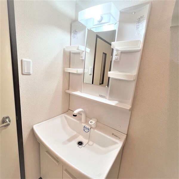 洗面設備　独立洗面台あり、毎朝おしゃれに忙しい女性の方におすすめです