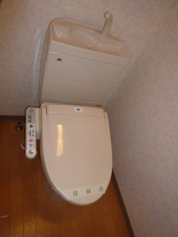 トイレ　落ち着いた色調のトイレです