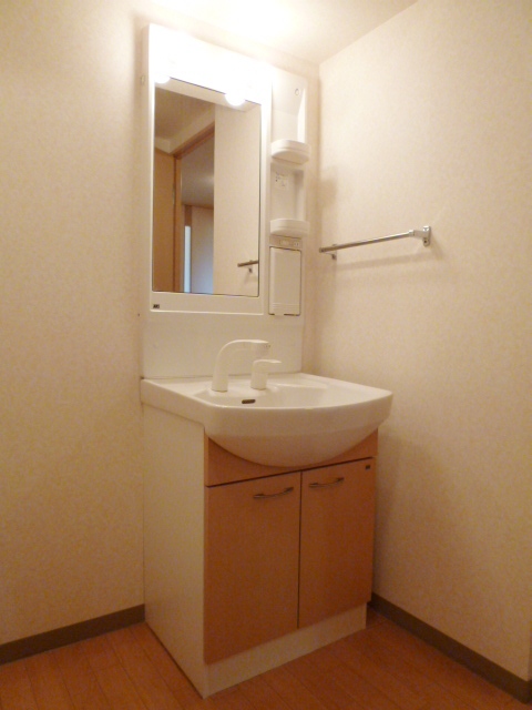 洗面設備　独立洗面化粧台が付いています