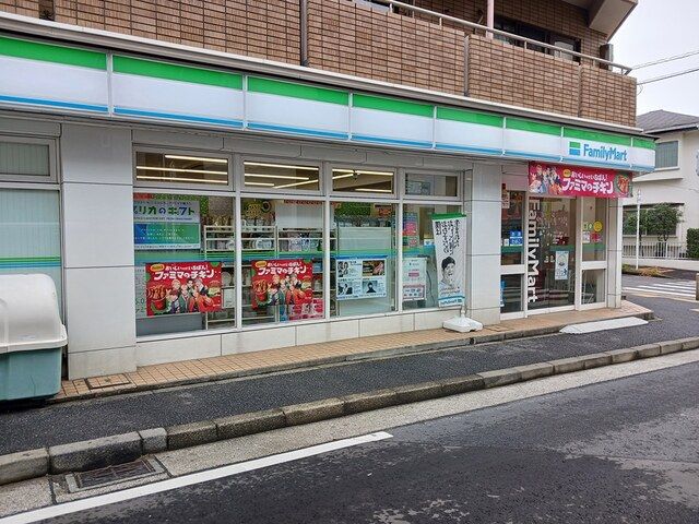 コンビニ　ファミリーマート（コンビニ）まで550m