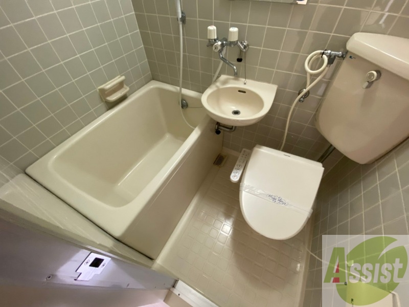 バス・シャワールーム　バスルームは狭すぎず、シャワーも浴びやすそうです。