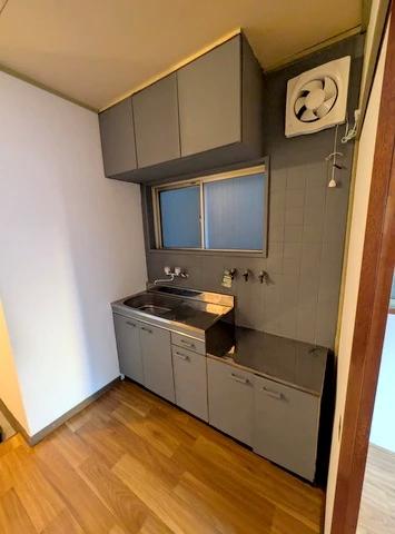 キッチン　換気もしやすい窓のあるキッチン