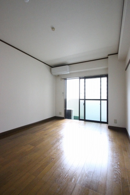 居室・リビング　同物件別室