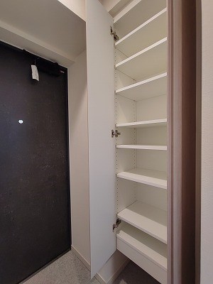 玄関　同建物の別部屋の写真です。