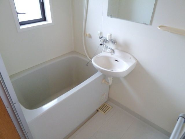 バス・シャワールーム　★お風呂窓付きです★