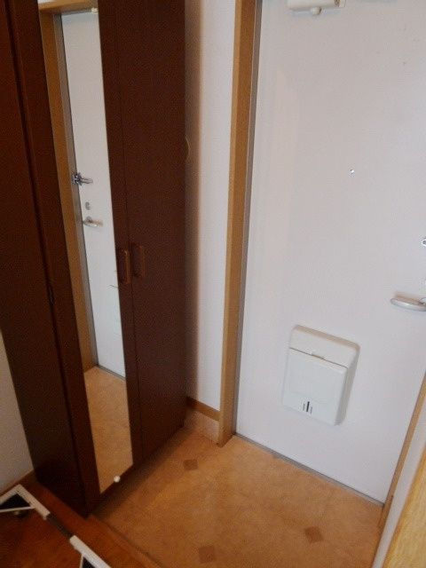 その他　★玄関収納に姿見ついてます★