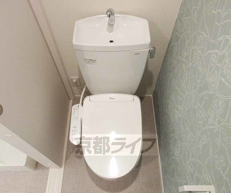 トイレ　嬉しいウォシュレット付き・