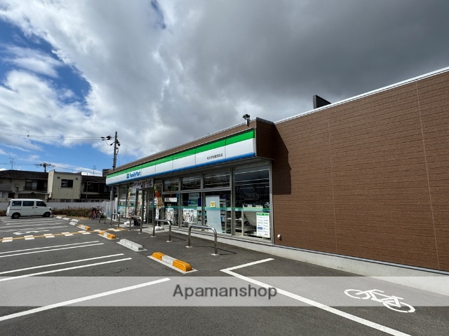 コンビニ　ファミリーマート（コンビニ）まで1021m