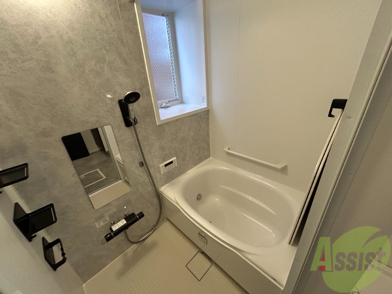 バス・シャワールーム　浴室乾燥機能が付いていますので、雨天時でも洗濯物を乾かせます