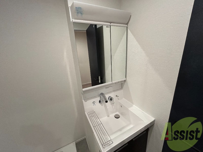 洗面設備　独立洗面台がございます。朝の支度はここで済ませましょう。