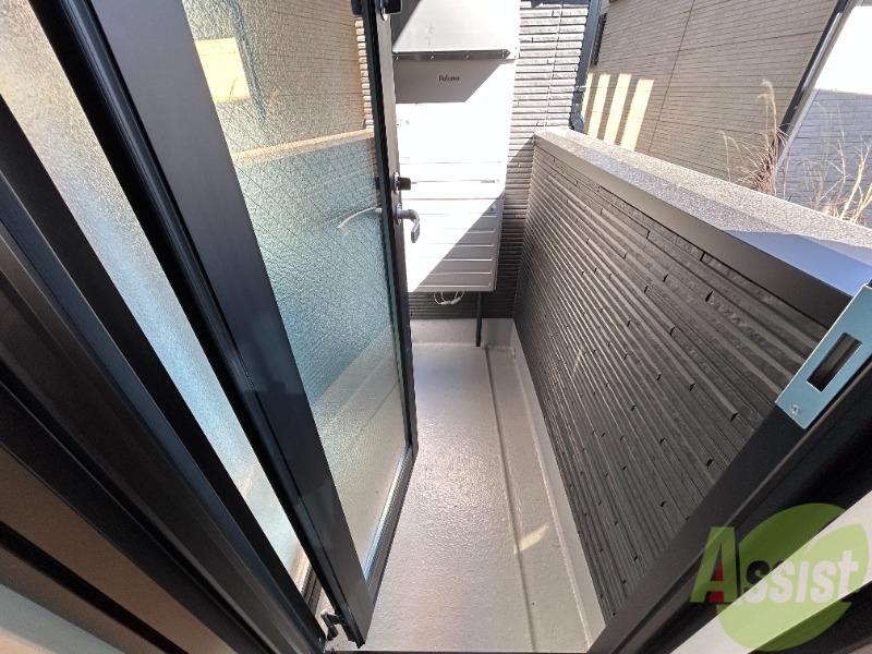 バルコニー　ベランダはこんな感じ。洗濯物を干すスぺースがございます。