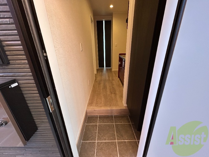 玄関　玄関からのお部屋の様子です。ステップがあり靴が脱ぎやすいです