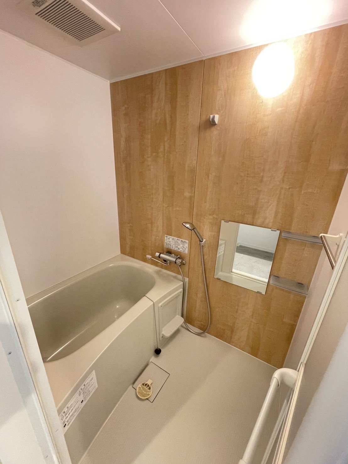 バス・シャワールーム　他号室のお写真です。参考にご覧ください。