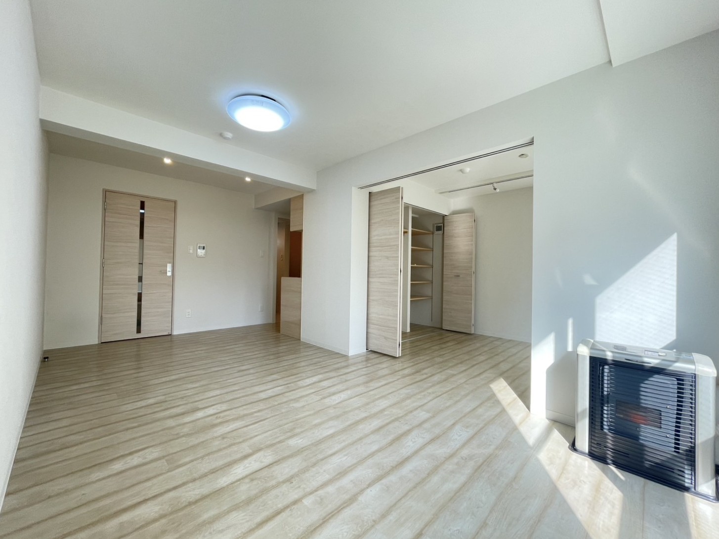 居室・リビング　他号室のお写真です。参考にご覧ください。