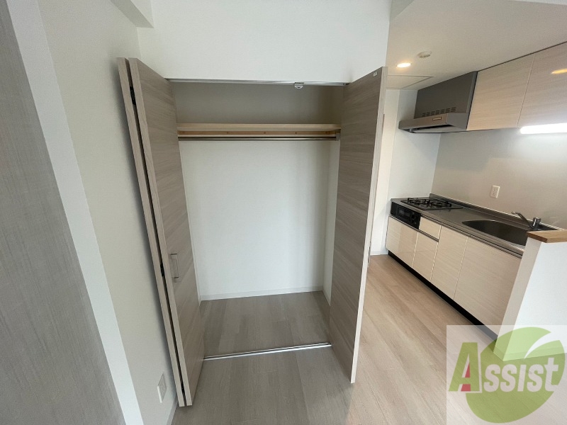 収納　こちらの収納にはハンガーをかけて服もしまえますね。