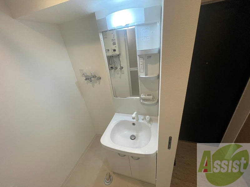 洗面設備　大きくて使いやすそうな独立洗面台になっています。