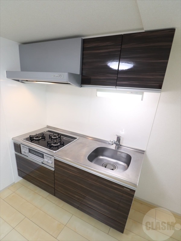 キッチン　ガス３口のグリル付きシステムキッチン