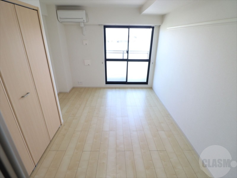 居室・リビング　８帖の広々とした洋室です