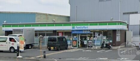 コンビニ　ファミリーマート鶴野四丁目店（コンビニ）まで901m