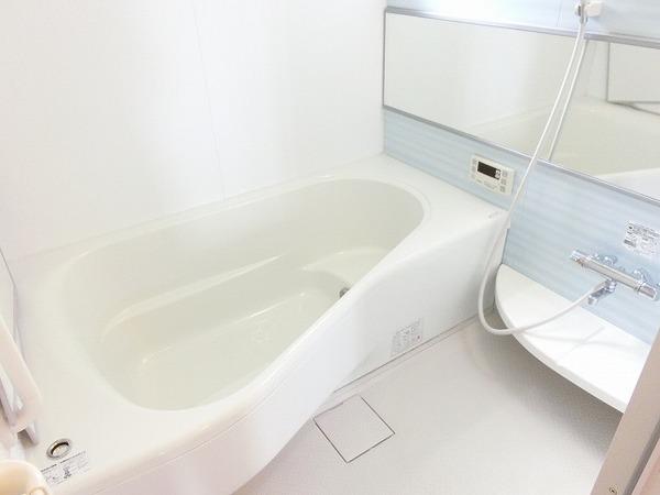 バス・シャワールーム　大型浴室！追い焚き機能有り！