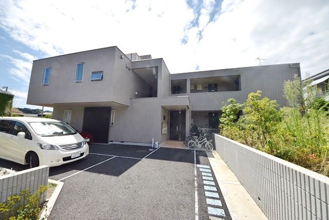 建物外観　海まで平坦で行けますよ。オートロック完備です。