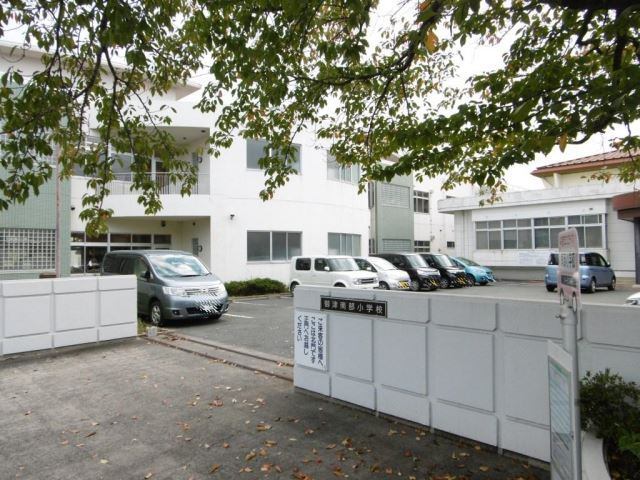 小学校　豊川市立御津南部小学校（小学校）まで734m