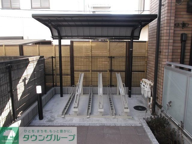 その他　屋根付き駐輪場です