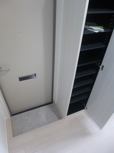 玄関　※写真は同タイプ同モデルを使用