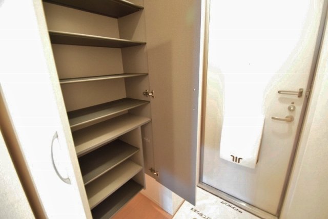 玄関　下駄箱完備