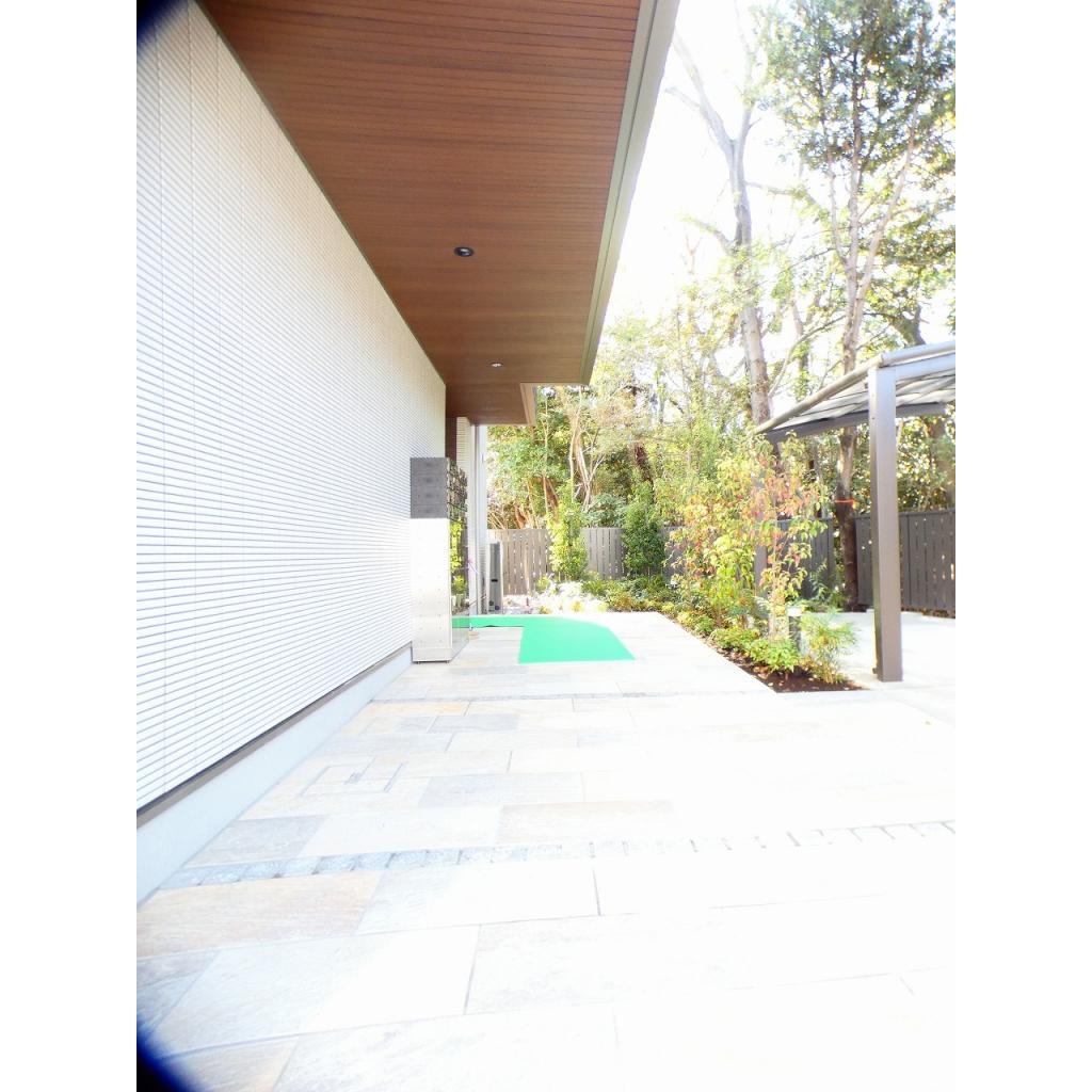 エントランス　落ち着いたエントランスです