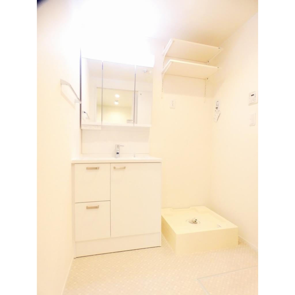 洗面設備　明るい洗面所です