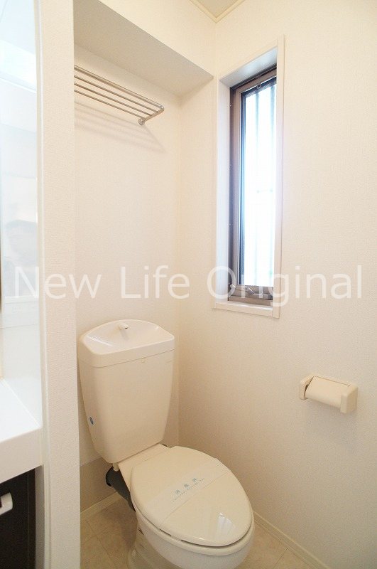 トイレ　トイレ/上部に物置スペースあり