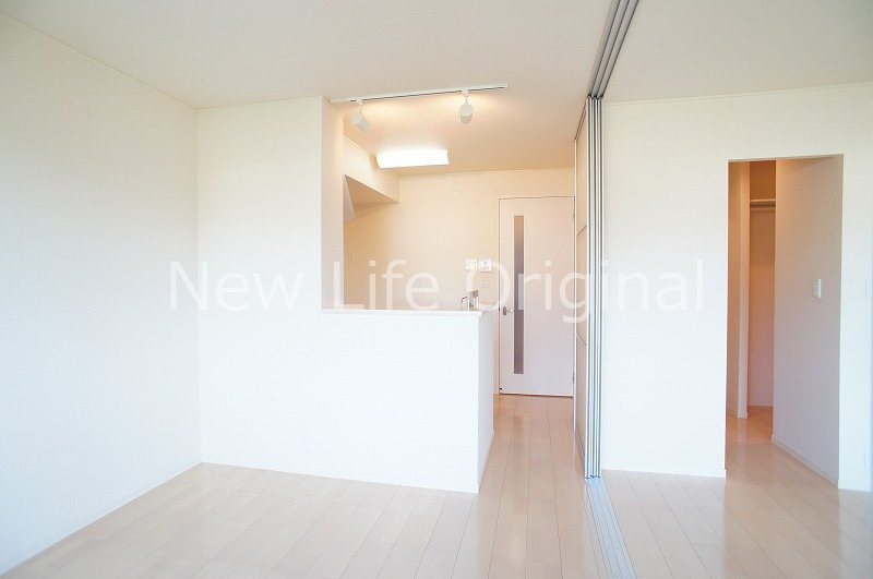 居室・リビング　対面キッチンのあるリビングで、会話が弾みそうです♪