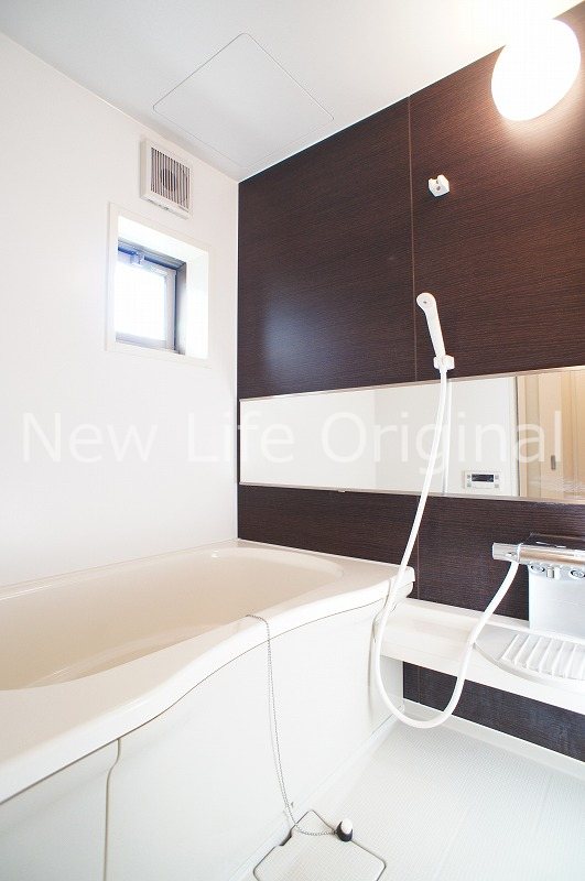 バス・シャワールーム　アクセントパネル仕様で落ち着いた空間を演出しています。