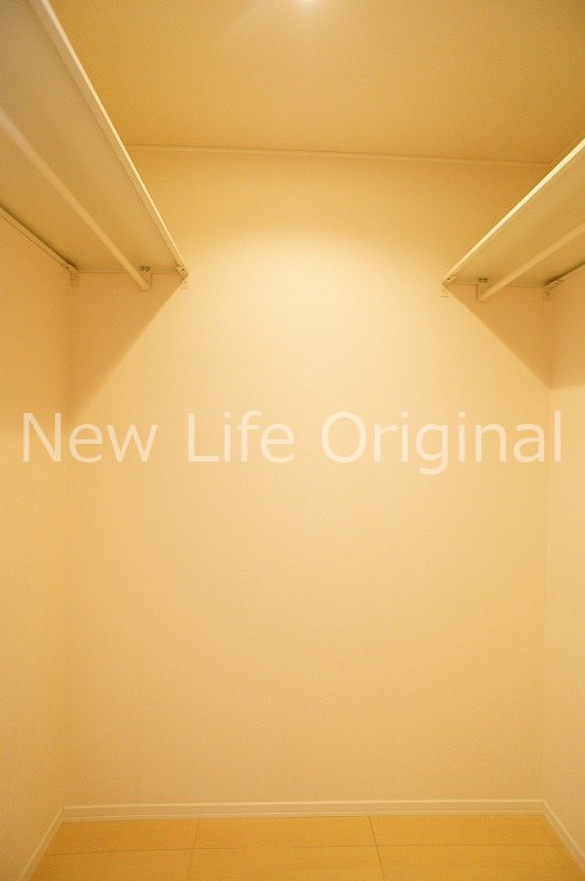 収納　衣類を収納しても人が歩ける広さのあるウォークインクローゼット