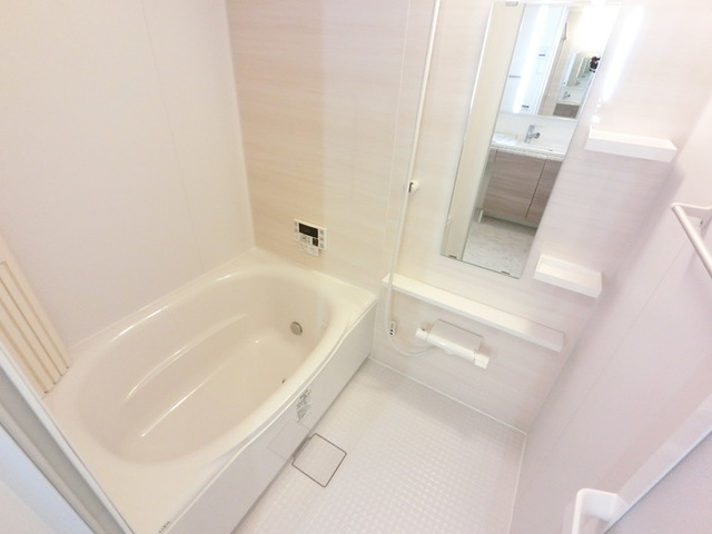 バス・シャワールーム　浴室換気乾燥機付きの浴槽です。