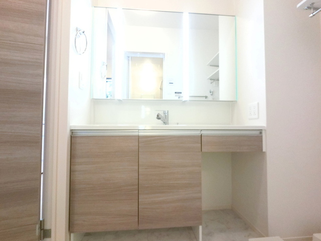 洗面設備　三面鏡付きカウンター洗面化粧台